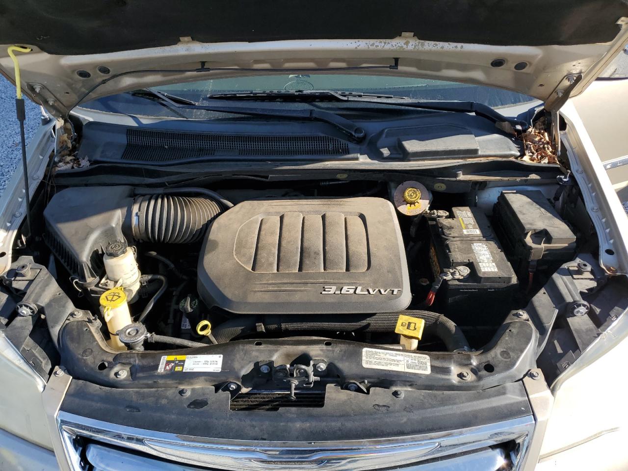 2014 Chrysler Town & Country - Image 12