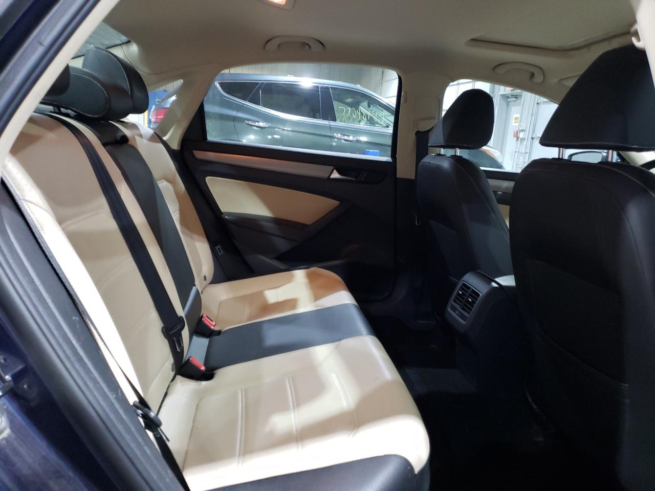 2014 Volkswagen Passat - Image 10