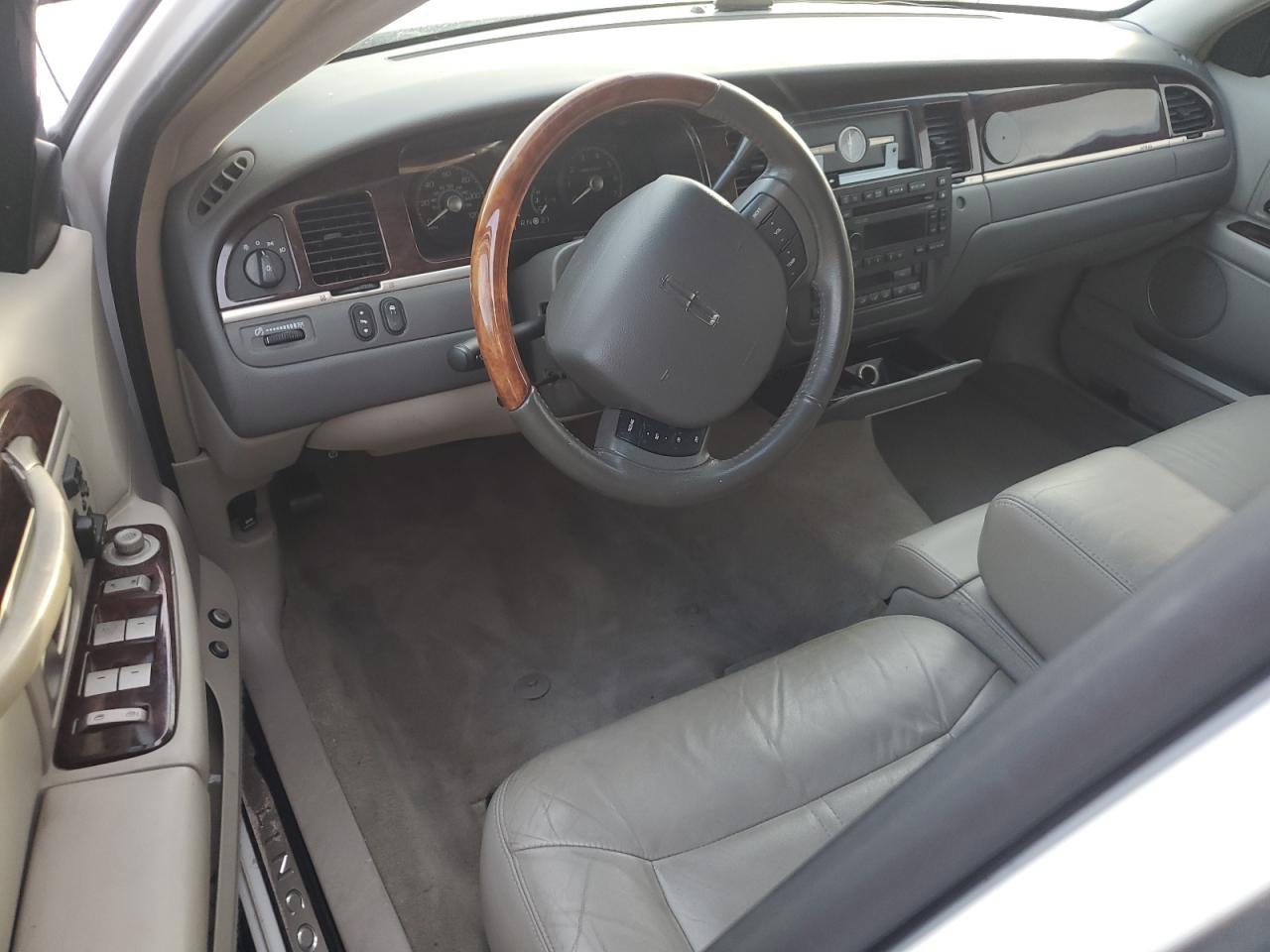 2011 Lincoln Town Car - Image 8