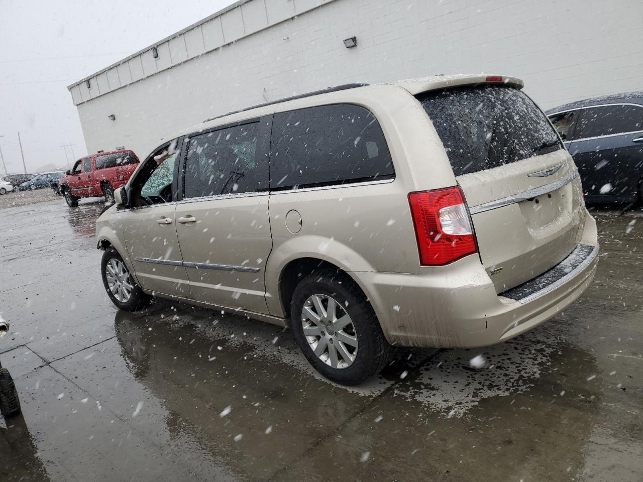 2015 Chrysler Town & Country - Image 2