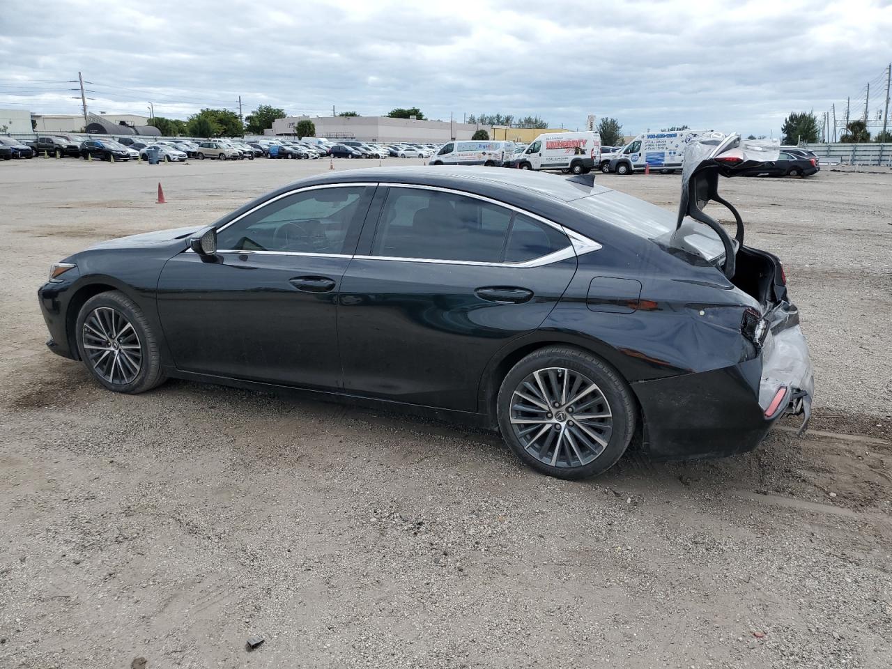 2022 Lexus ES - Image 2
