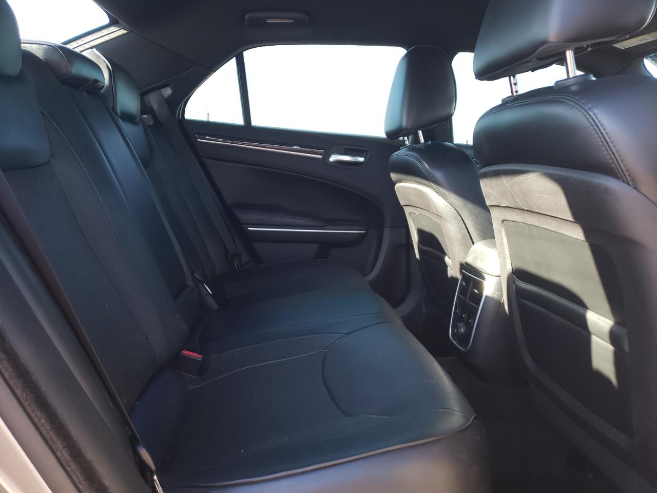 2014 Chrysler 300 - Image 10