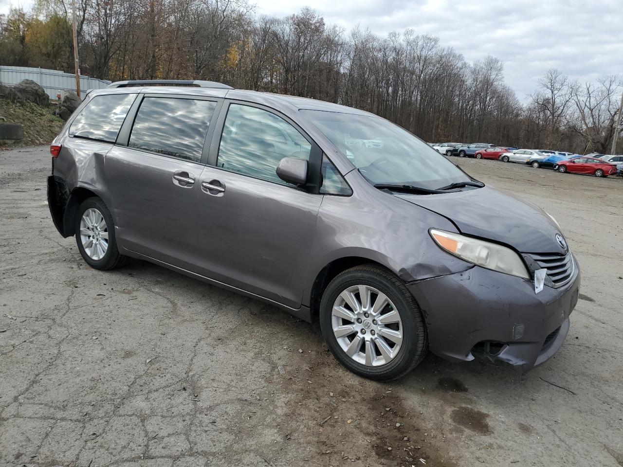 2015 Toyota Sienna - Image 4
