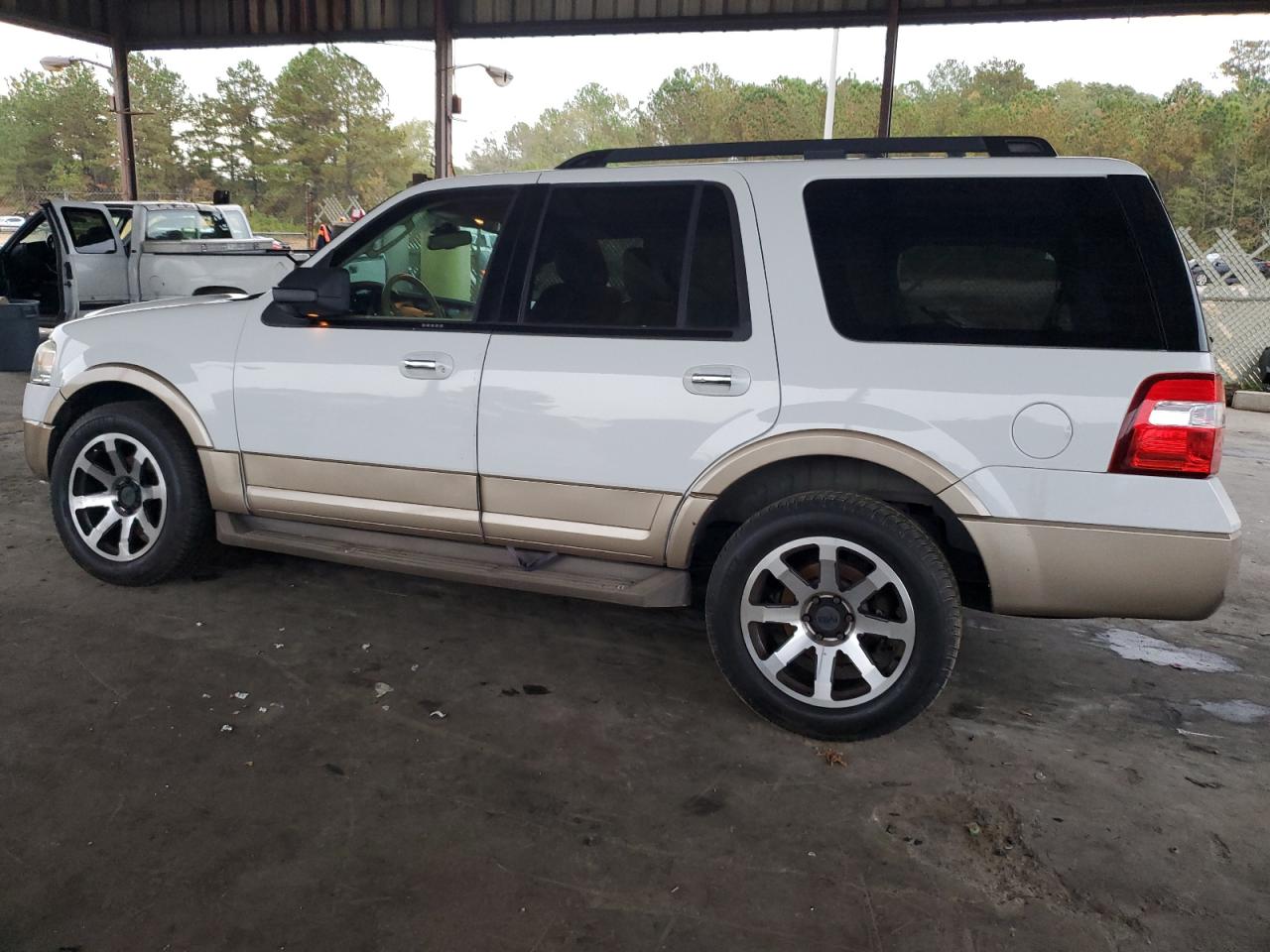 2013 Ford Expedition - Image 2