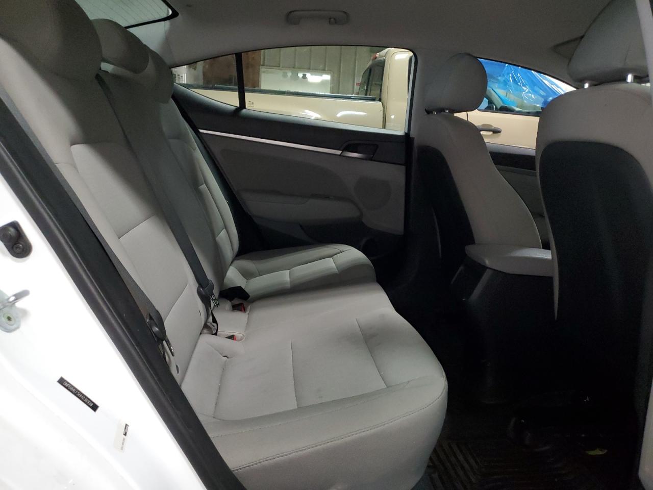 2017 Hyundai Elantra - Image 10