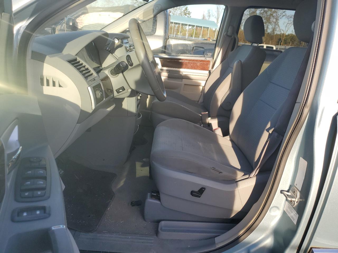 2010 Chrysler Town & Country - Image 7