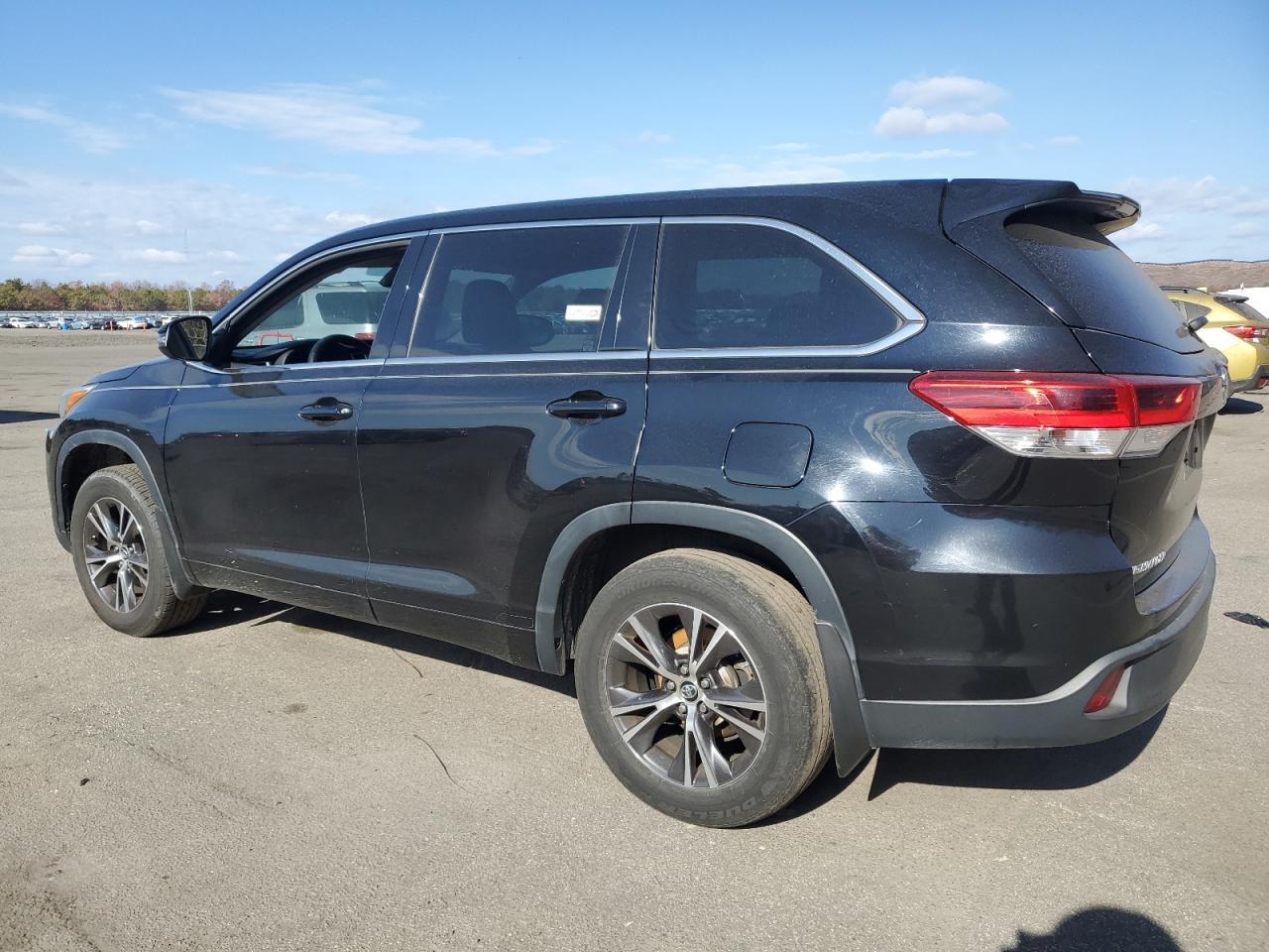 2017 Toyota Highlander - Image 2