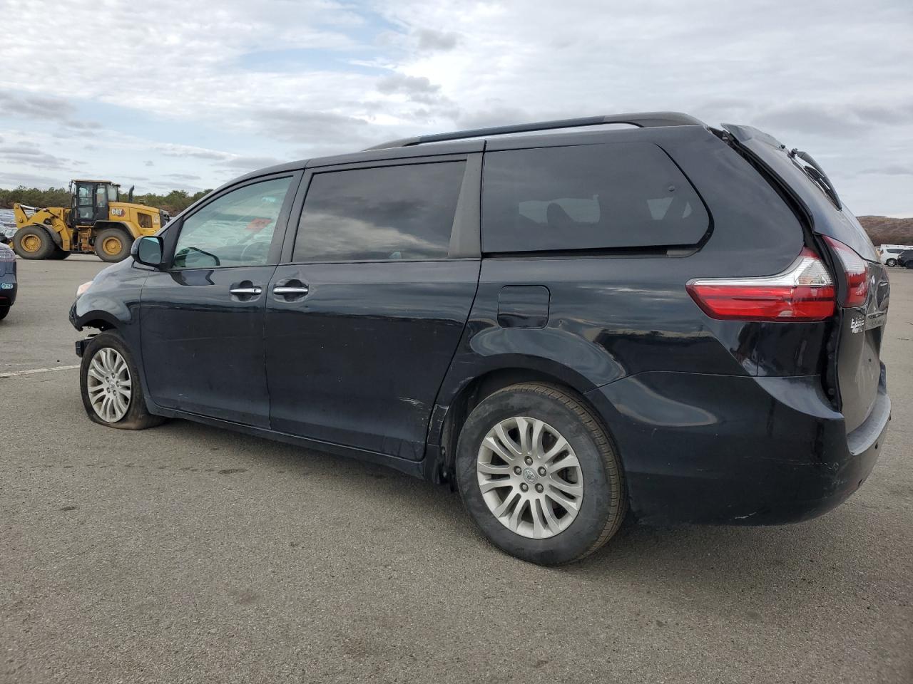 2017 Toyota Sienna - Image 2