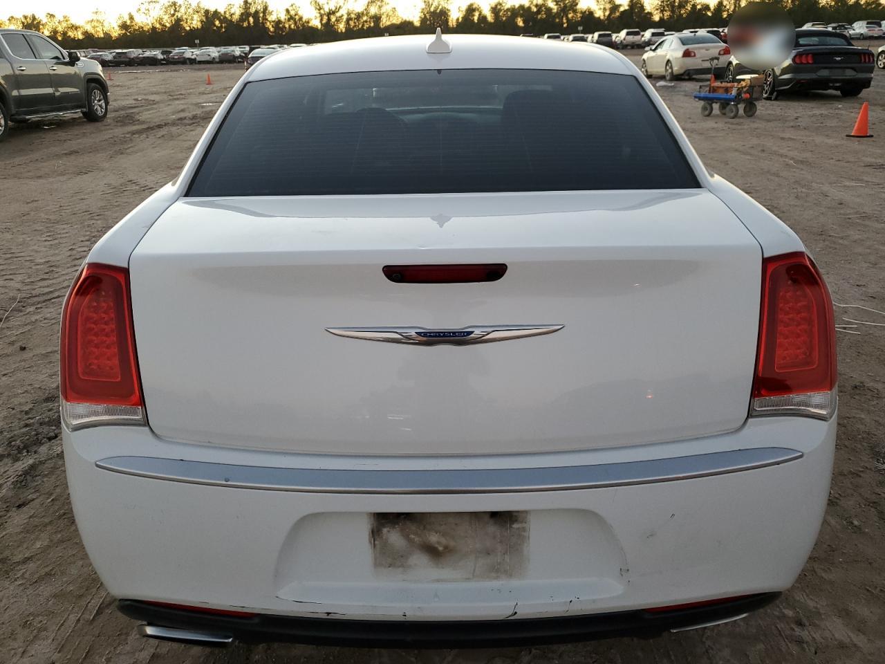 VIN 2C3CCAAG1JH190639 2018 CHRYSLER 300 no.6