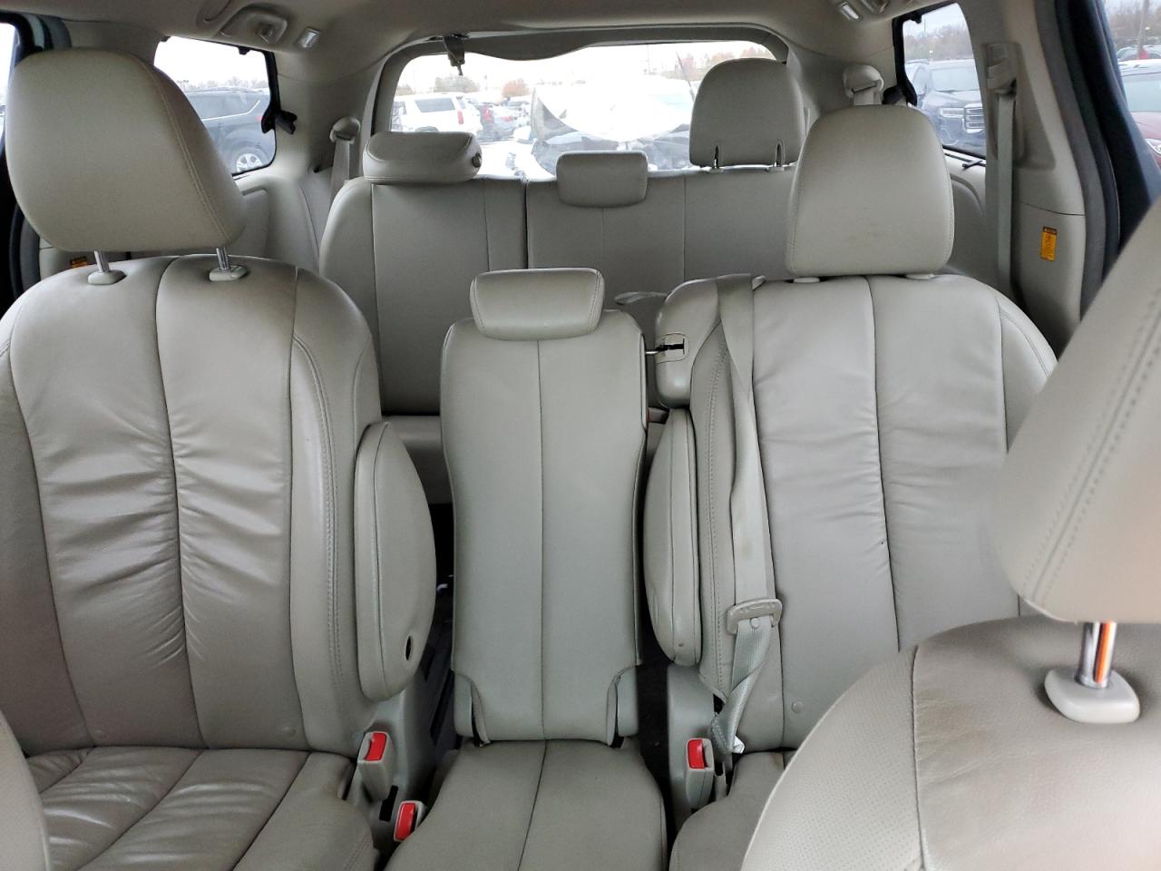 2012 Toyota Sienna - Image 10
