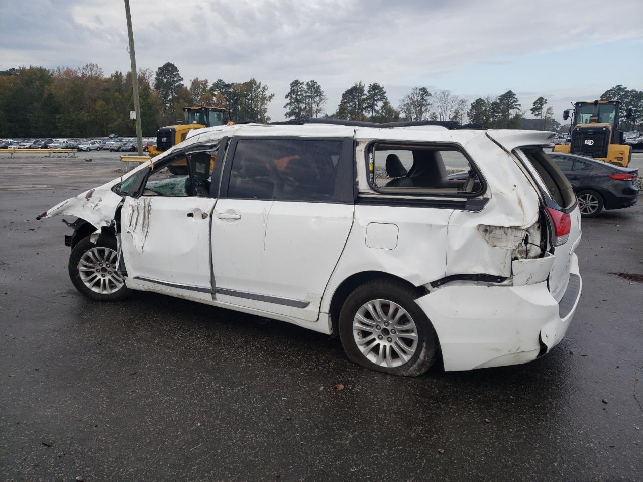 2014 Toyota Sienna - Image 2