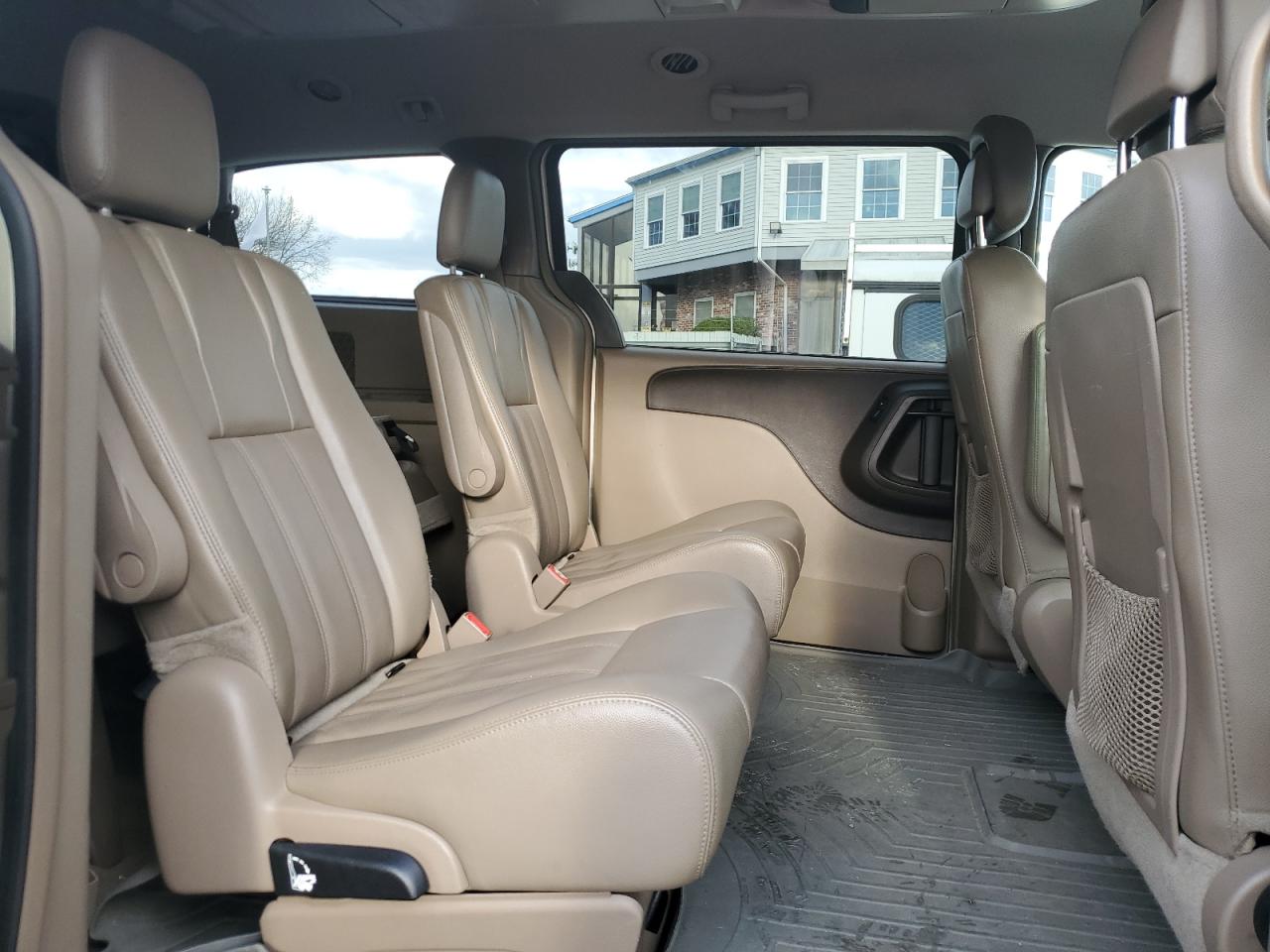 2014 Chrysler Town & Country - Image 11