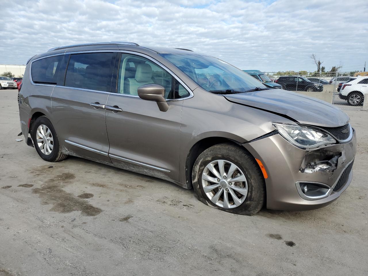 2018 Chrysler Pacifica - Image 4