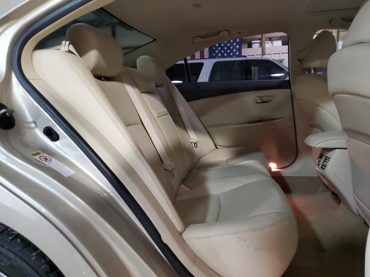 2011 Lexus ES - Image 10