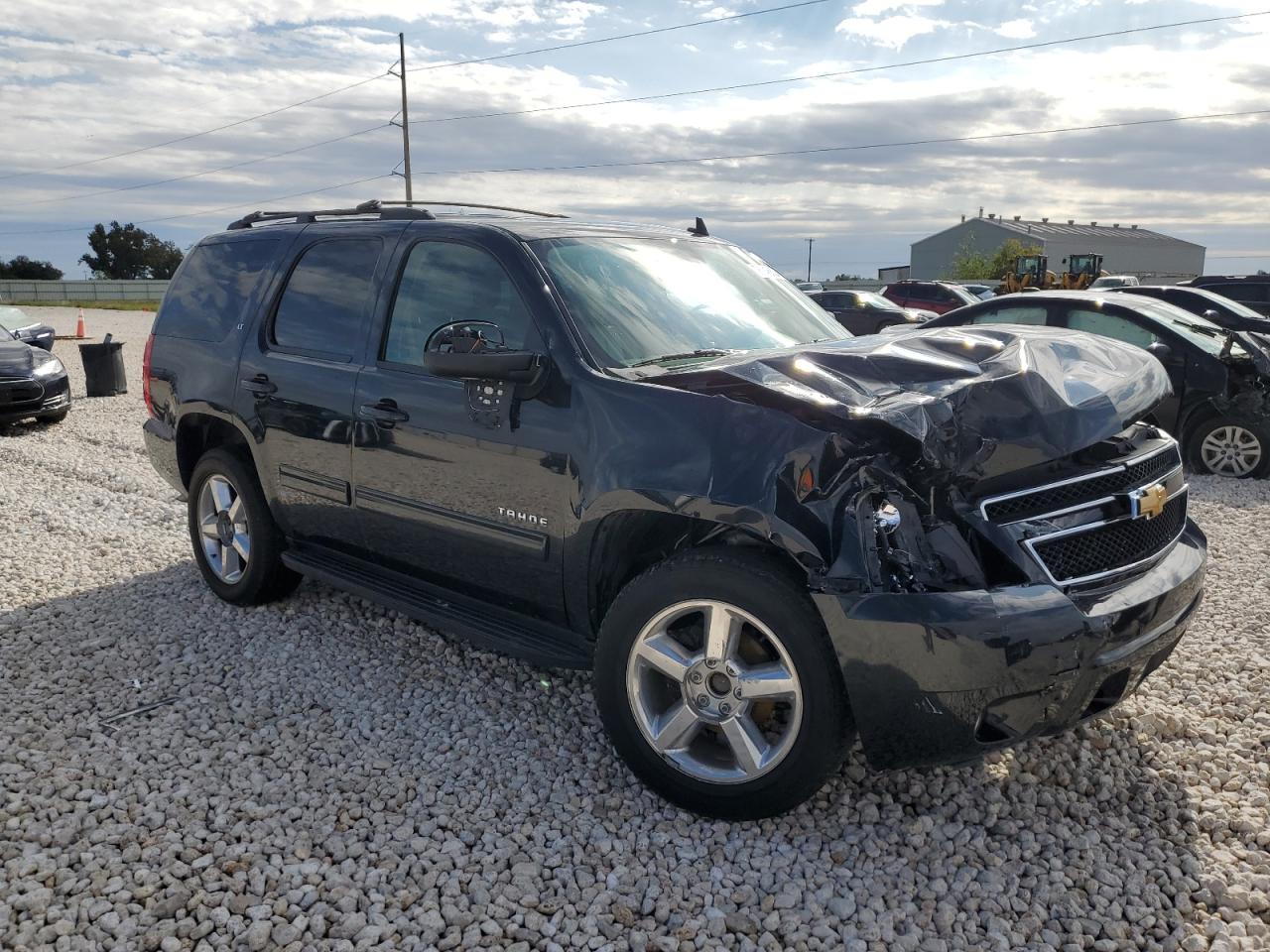 VIN 1GNSCBE01DR117308 2013 CHEVROLET TAHOE no.4