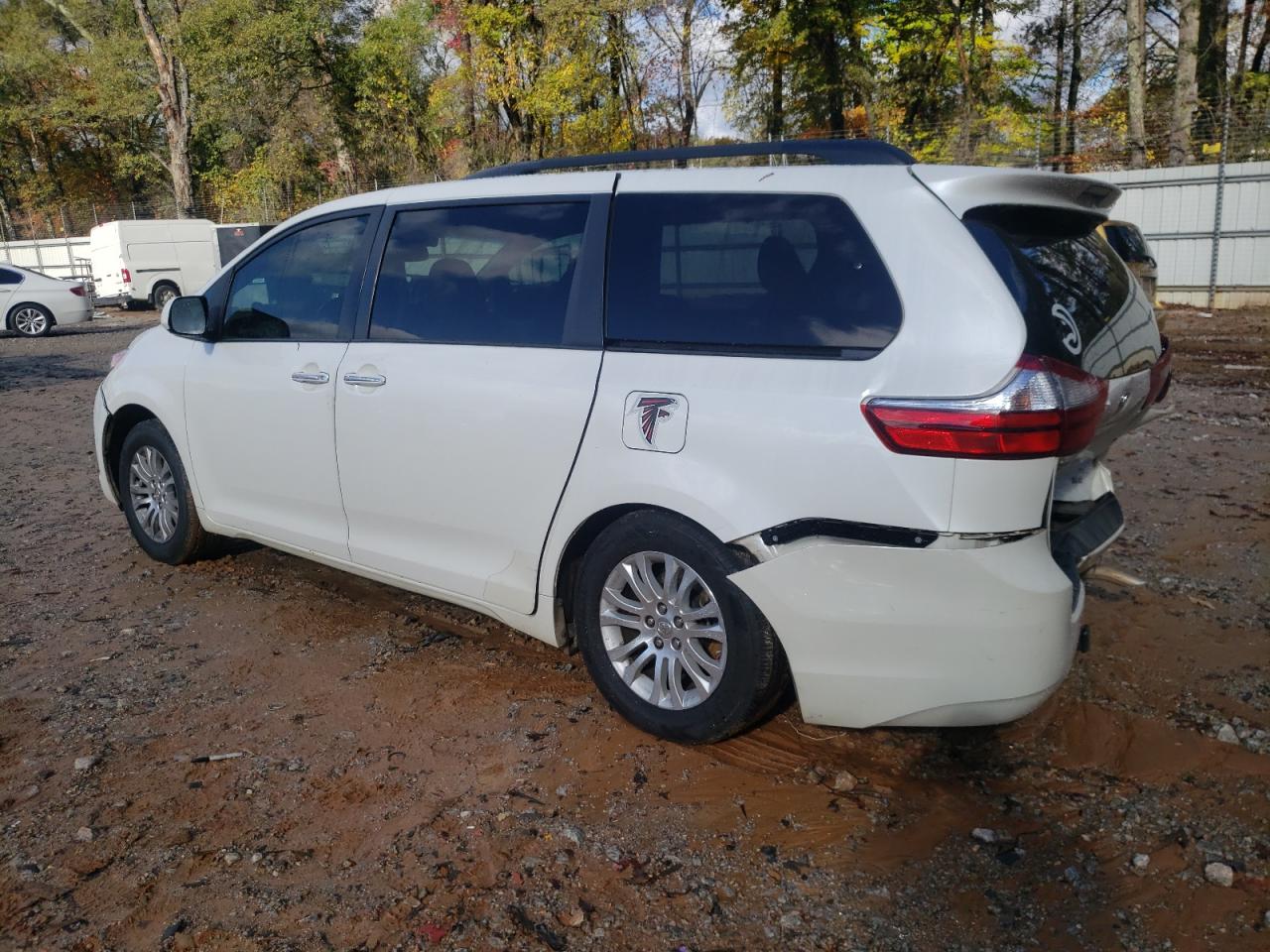 2016 Toyota Sienna - Image 2