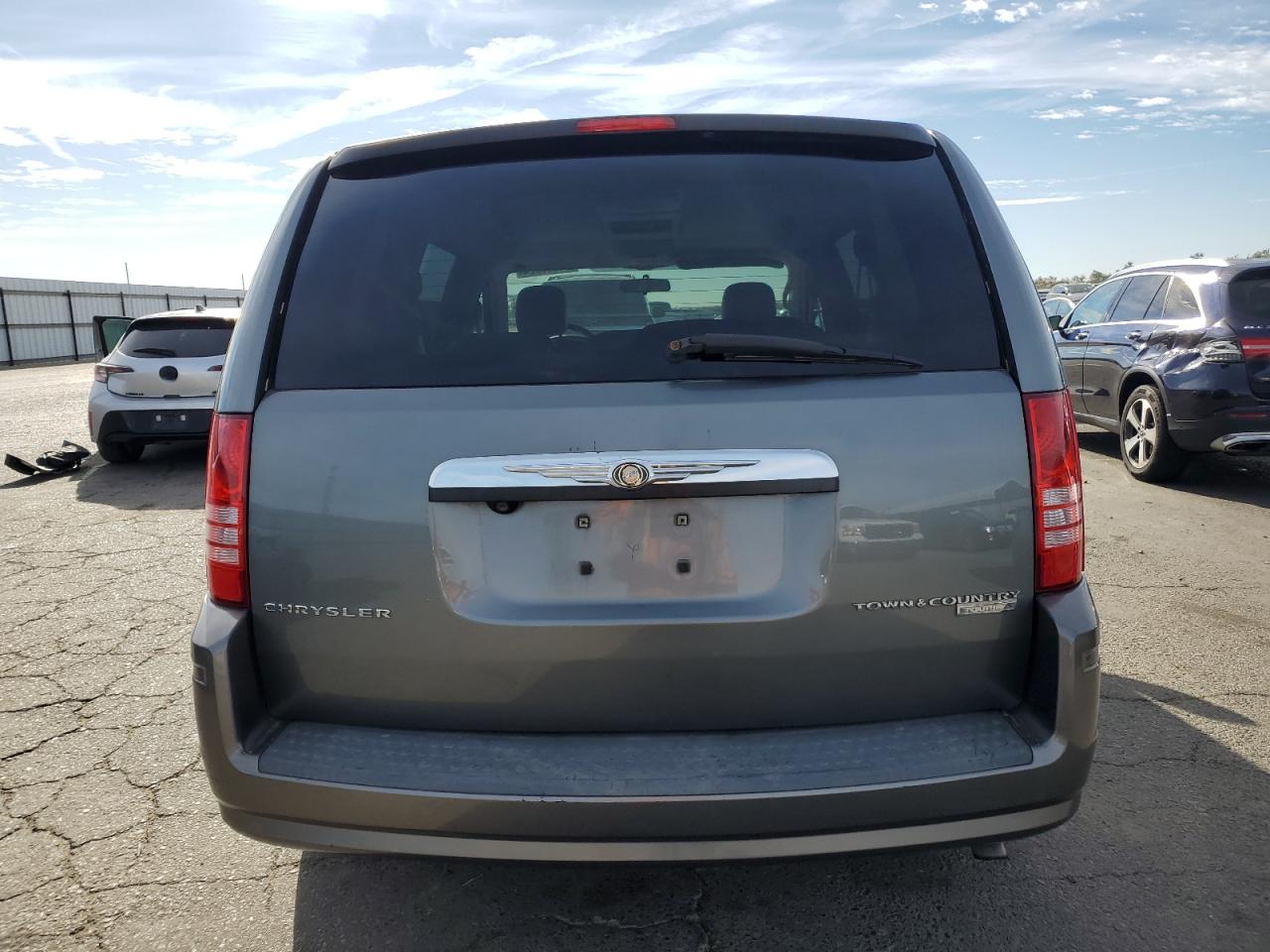 2009 Chrysler Town & Country - Image 6