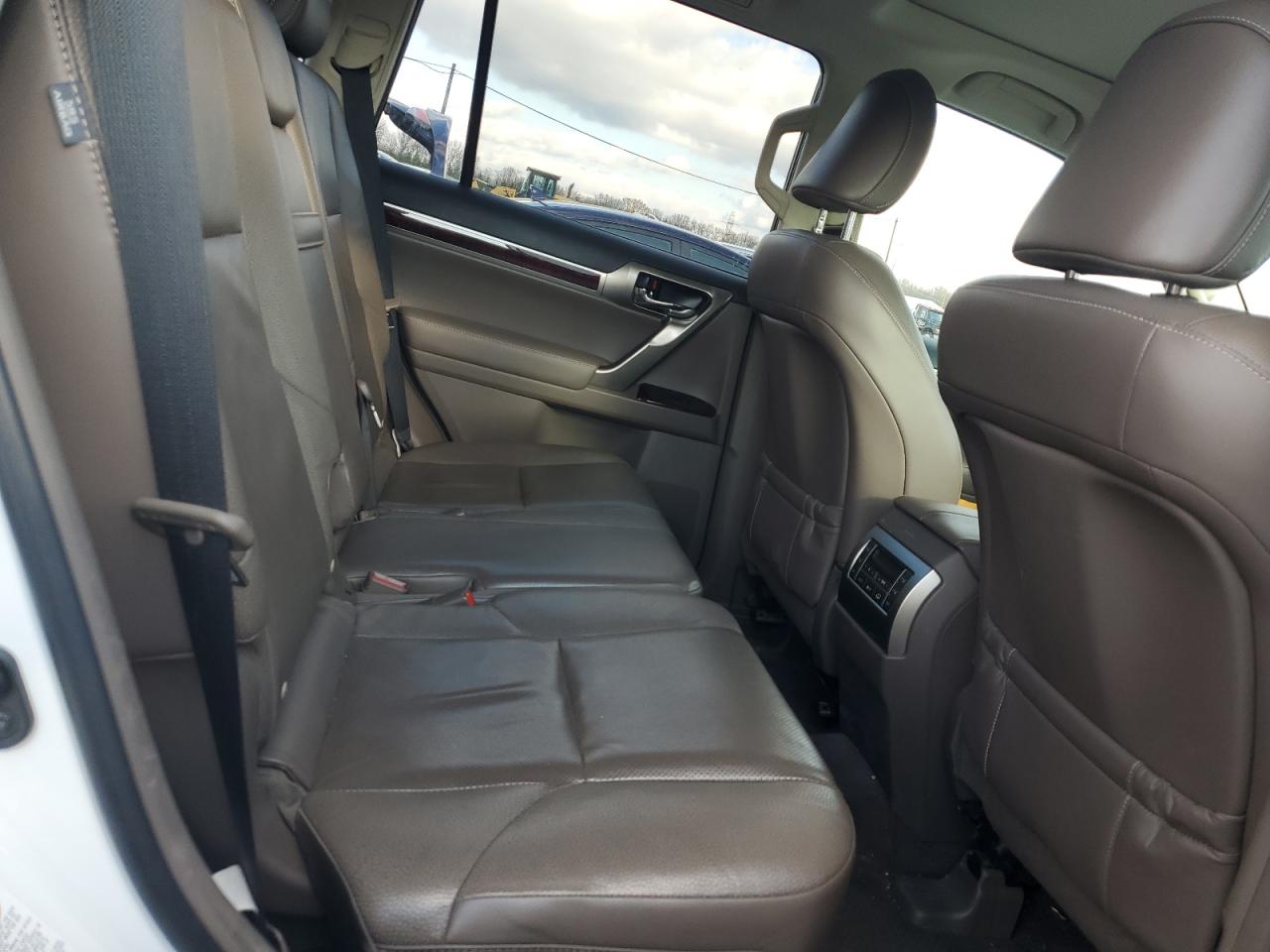 2016 Lexus GX - Image 11