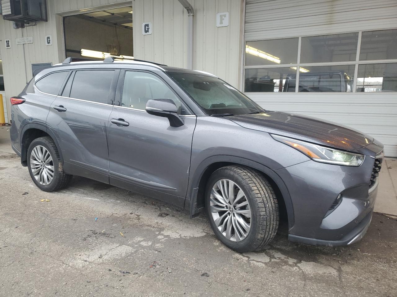 2022 Toyota Highlander - Image 4