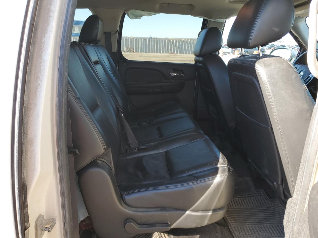 2014 Chevrolet Suburban - Image 11