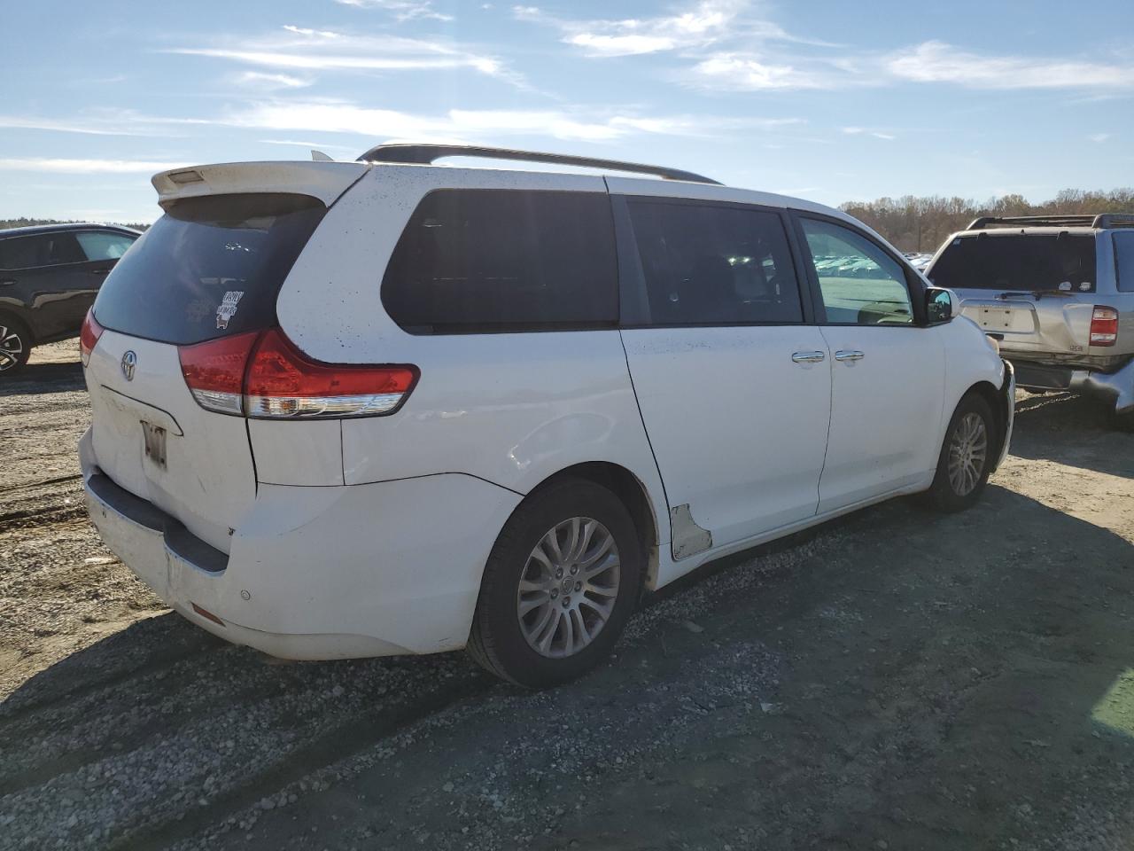 2011 Toyota Sienna - Image 3
