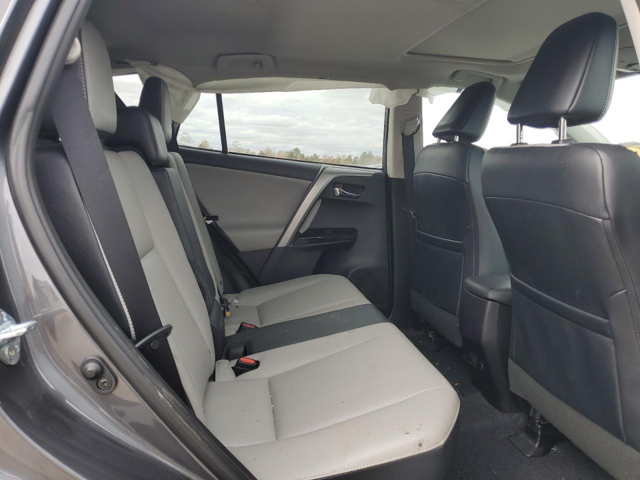 2016 Toyota RAV 4 - Image 11