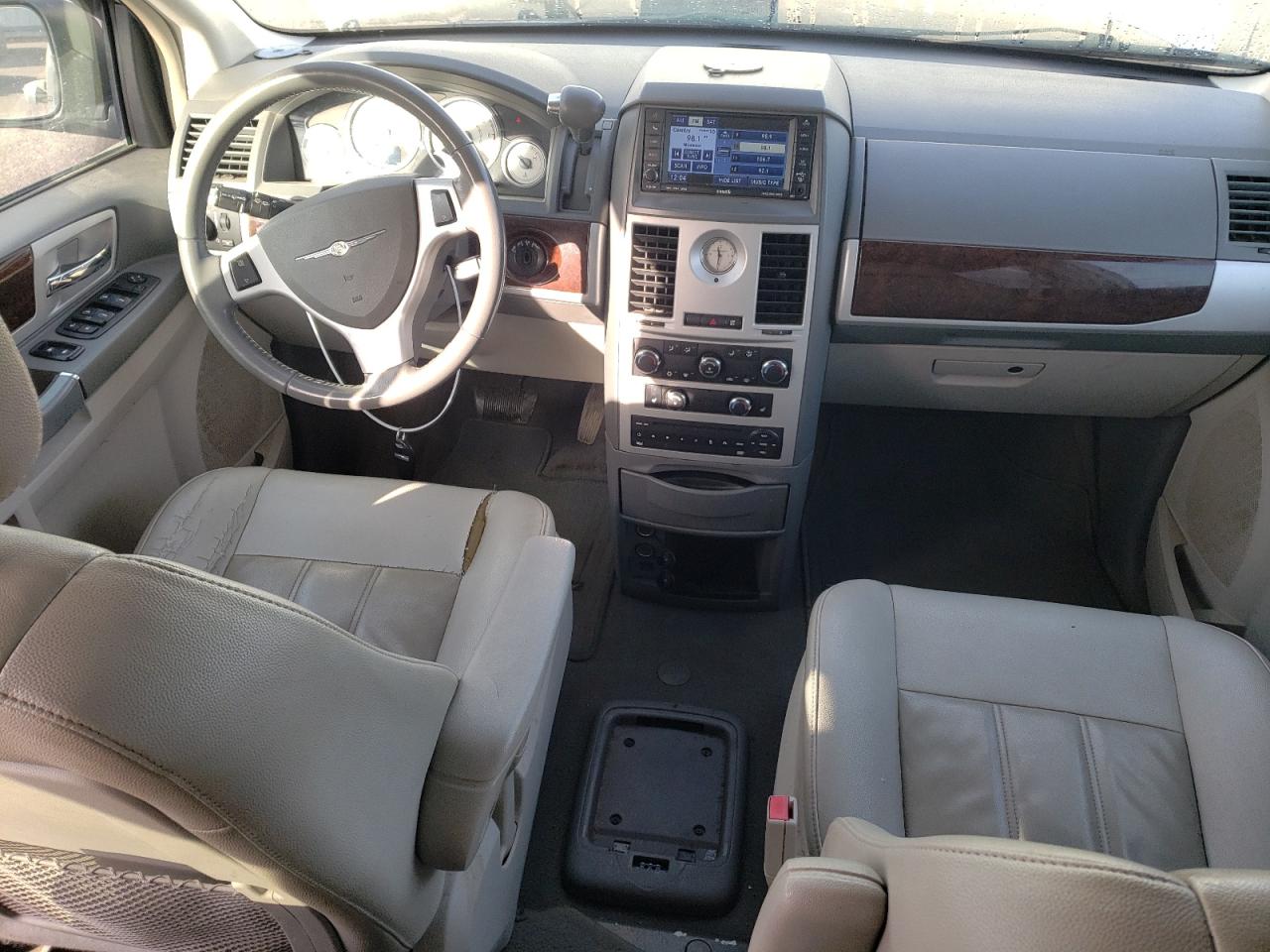 2010 Chrysler Town & Country - Image 8