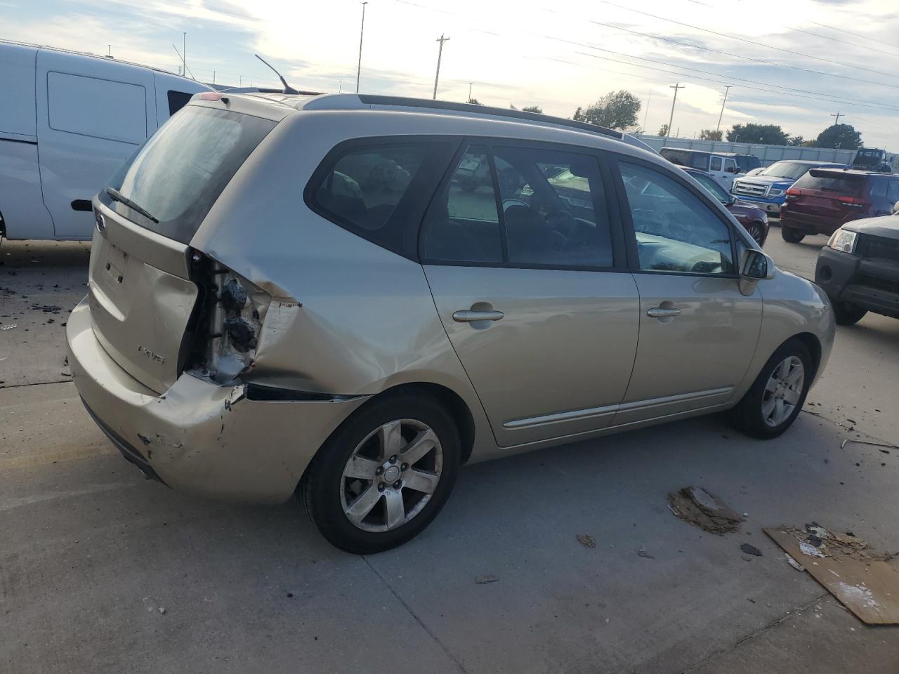 2007 Kia Rondo - Image 3