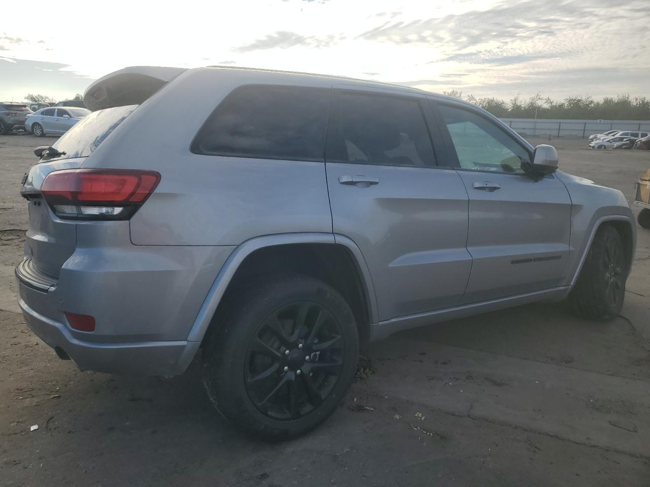 2018 Jeep Grand Cherokee - Image 3