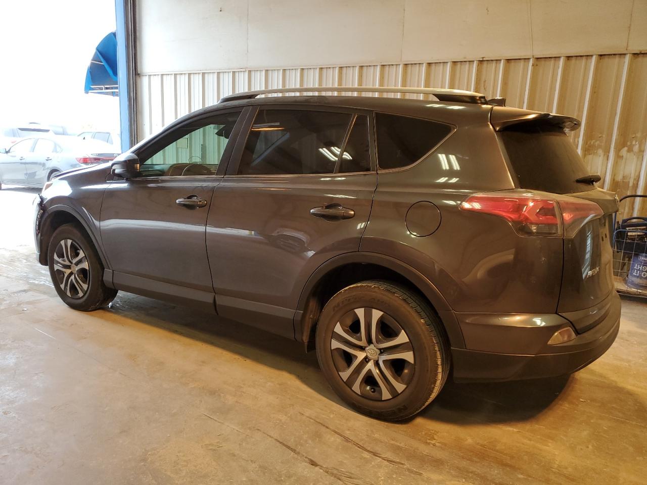 VIN JTMZFREV5JD109711 2018 TOYOTA RAV4 no.2