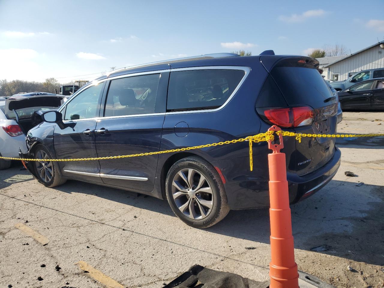 2018 Chrysler Pacifica - Image 2