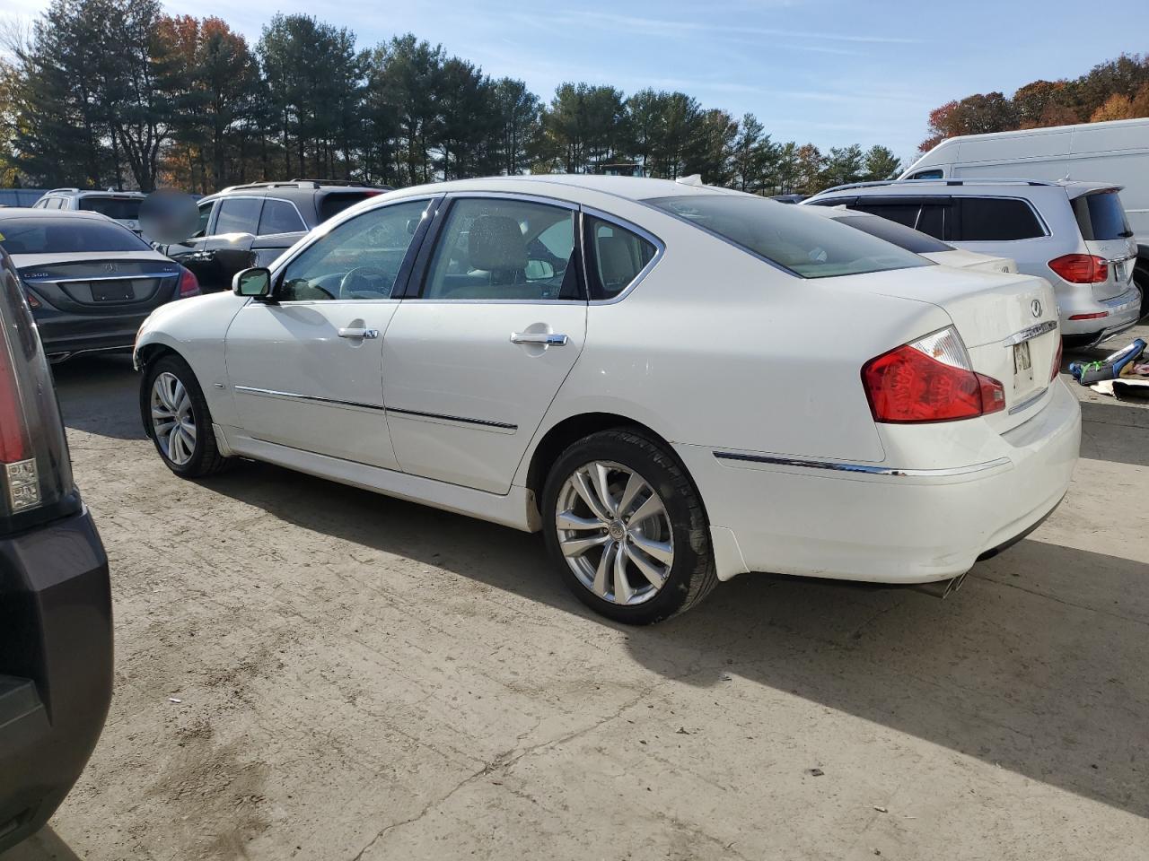 2010 Infiniti M - Image 2