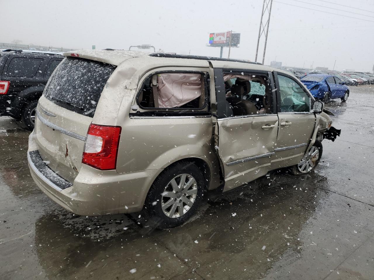 2015 Chrysler Town & Country - Image 3