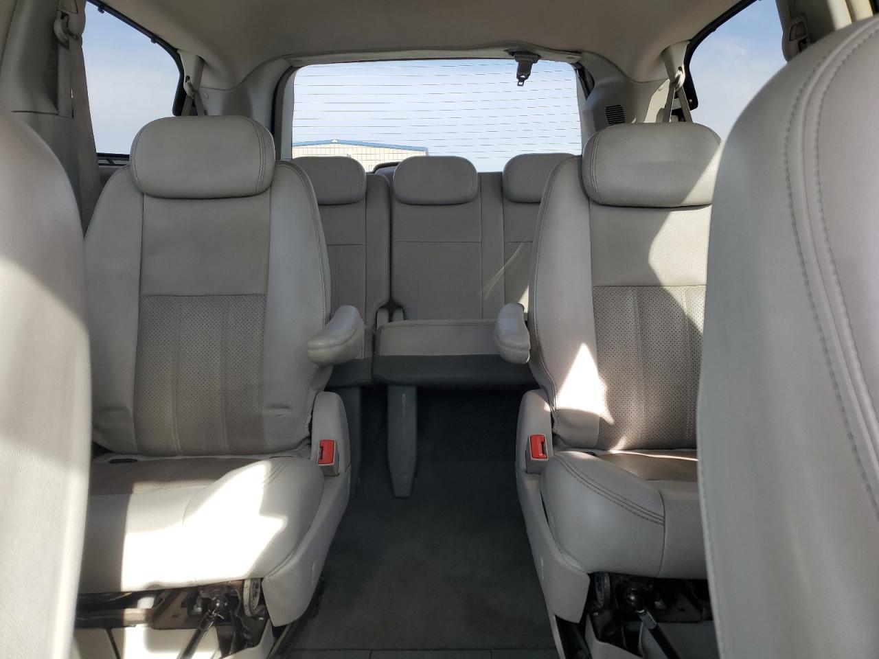2009 Chrysler Town & Country - Image 10