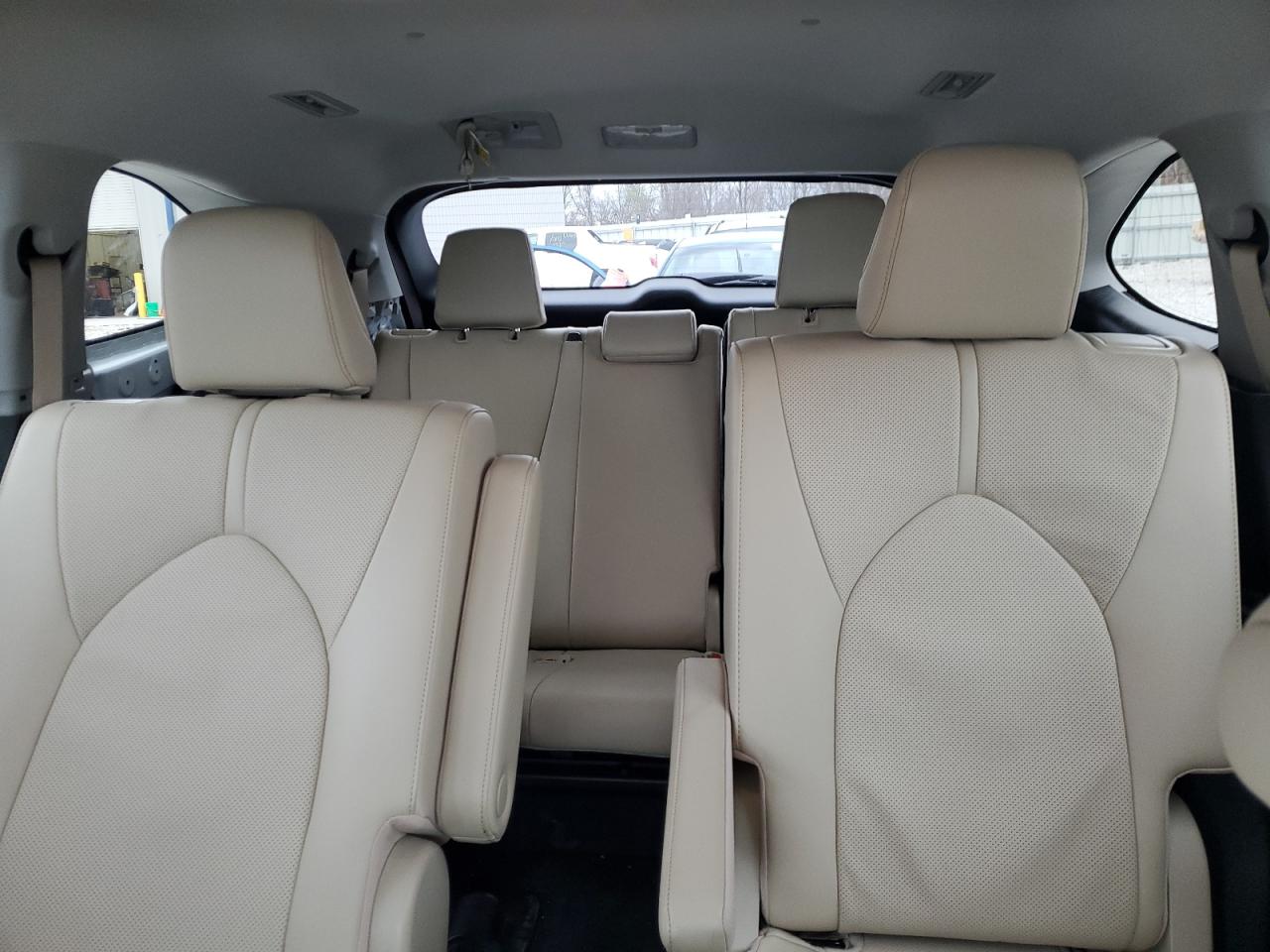 2022 Toyota Highlander - Image 10