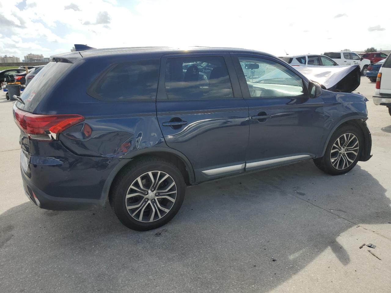 2018 Mitsubishi Outlander - Image 3