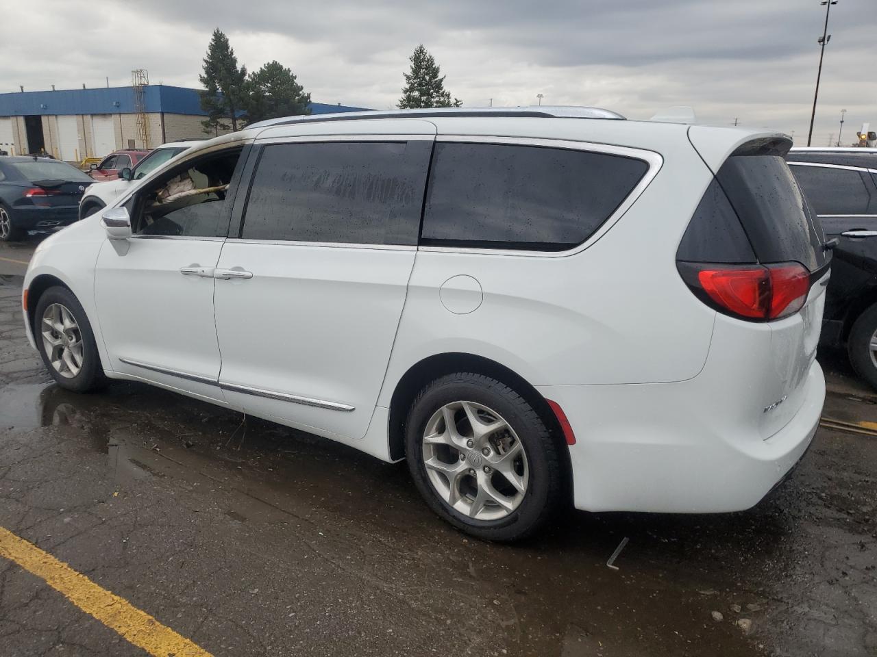 2018 Chrysler Pacifica - Image 2