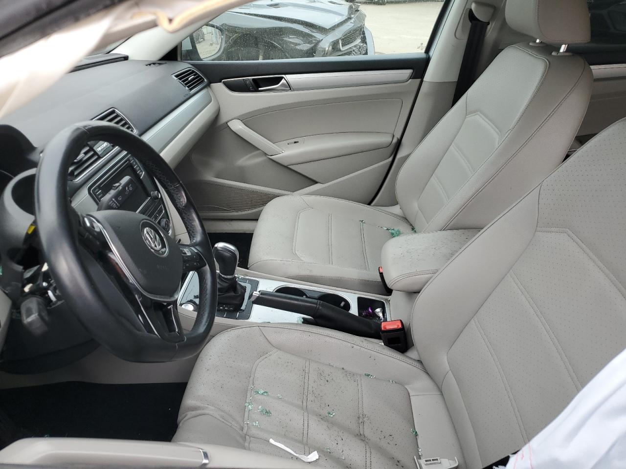 2019 Volkswagen Passat - Image 8
