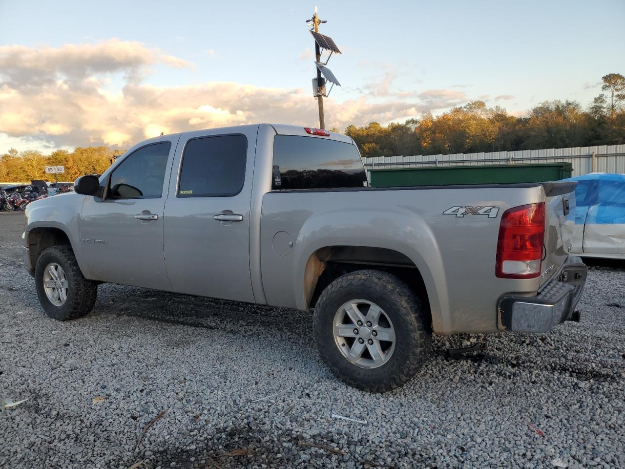 2007 GMC Sierra - Image 2