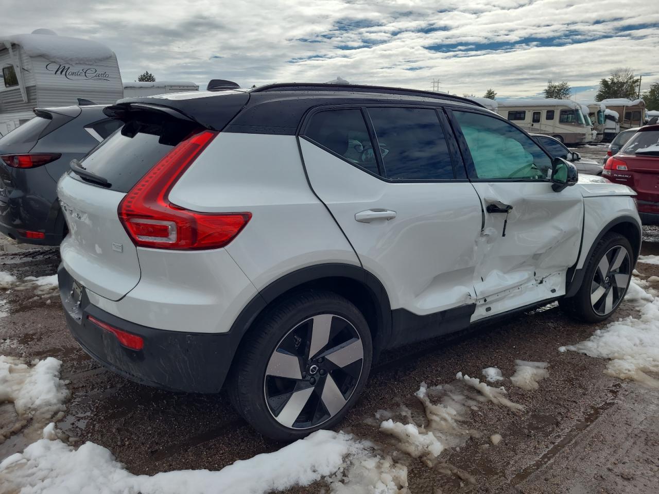 2023 Volvo XC40 - Image 3