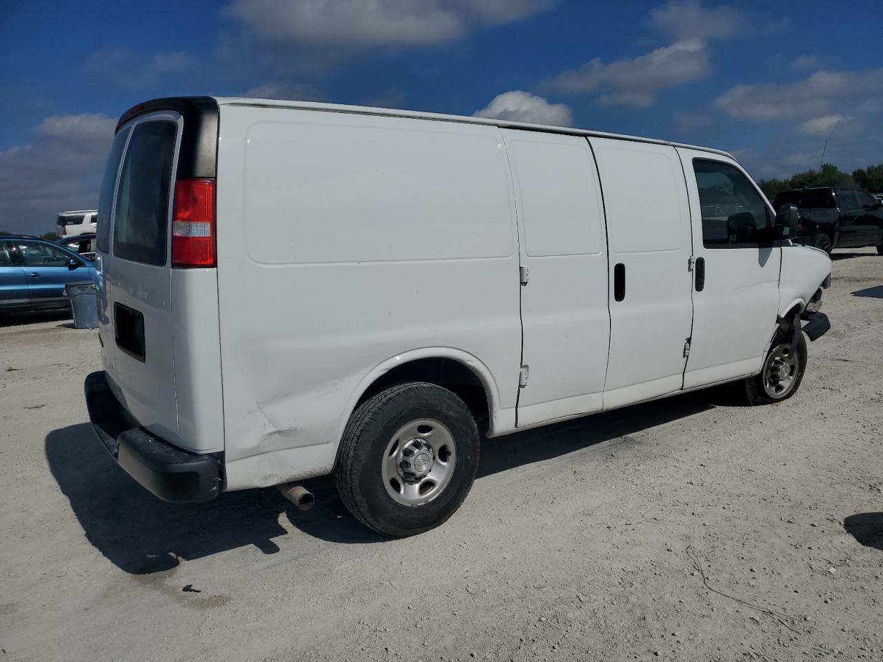 VIN 1GCWGAFP3L1129719 2020 CHEVROLET EXPRESS no.3