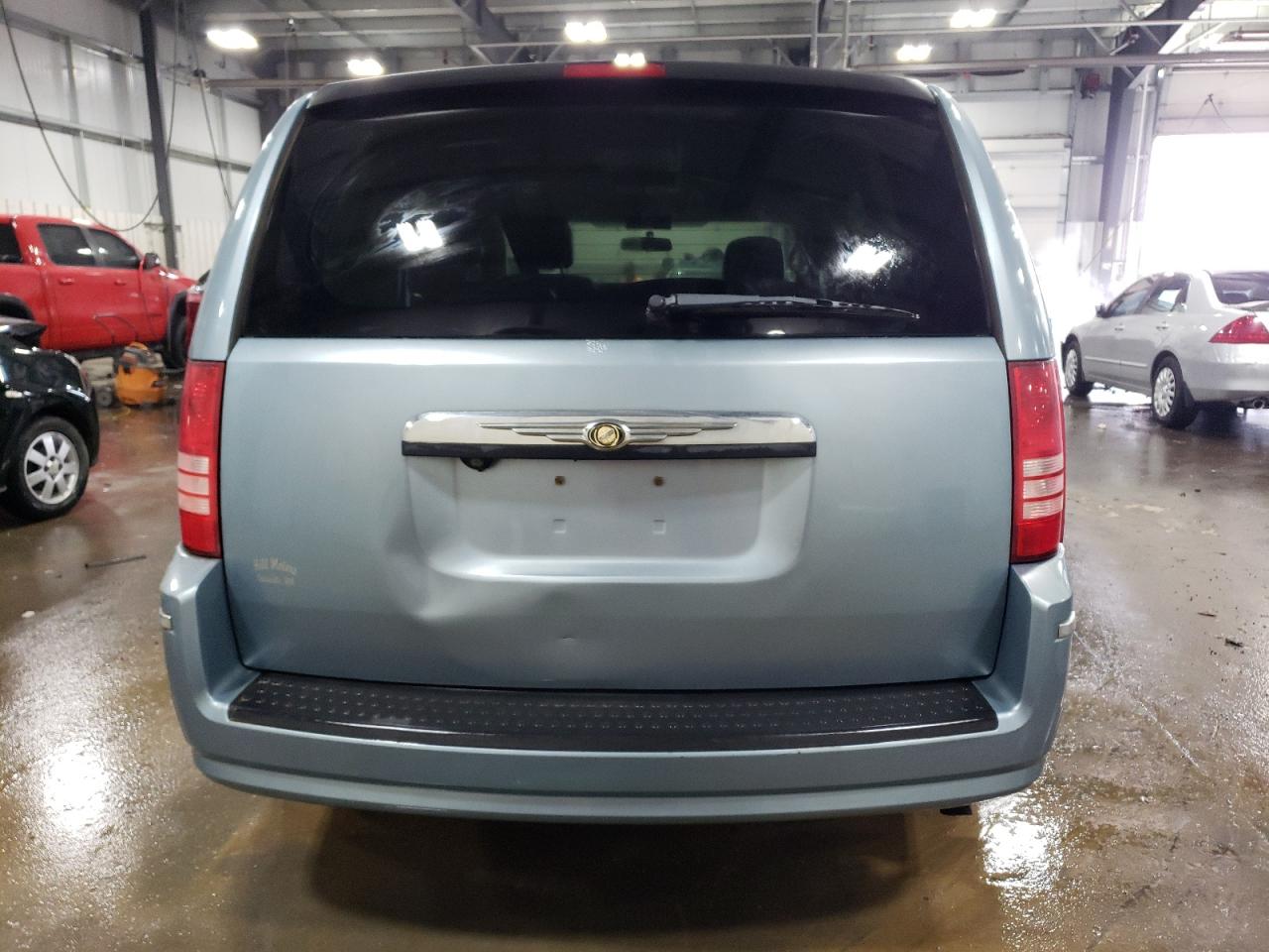 2010 Chrysler Town & Country - Image 6