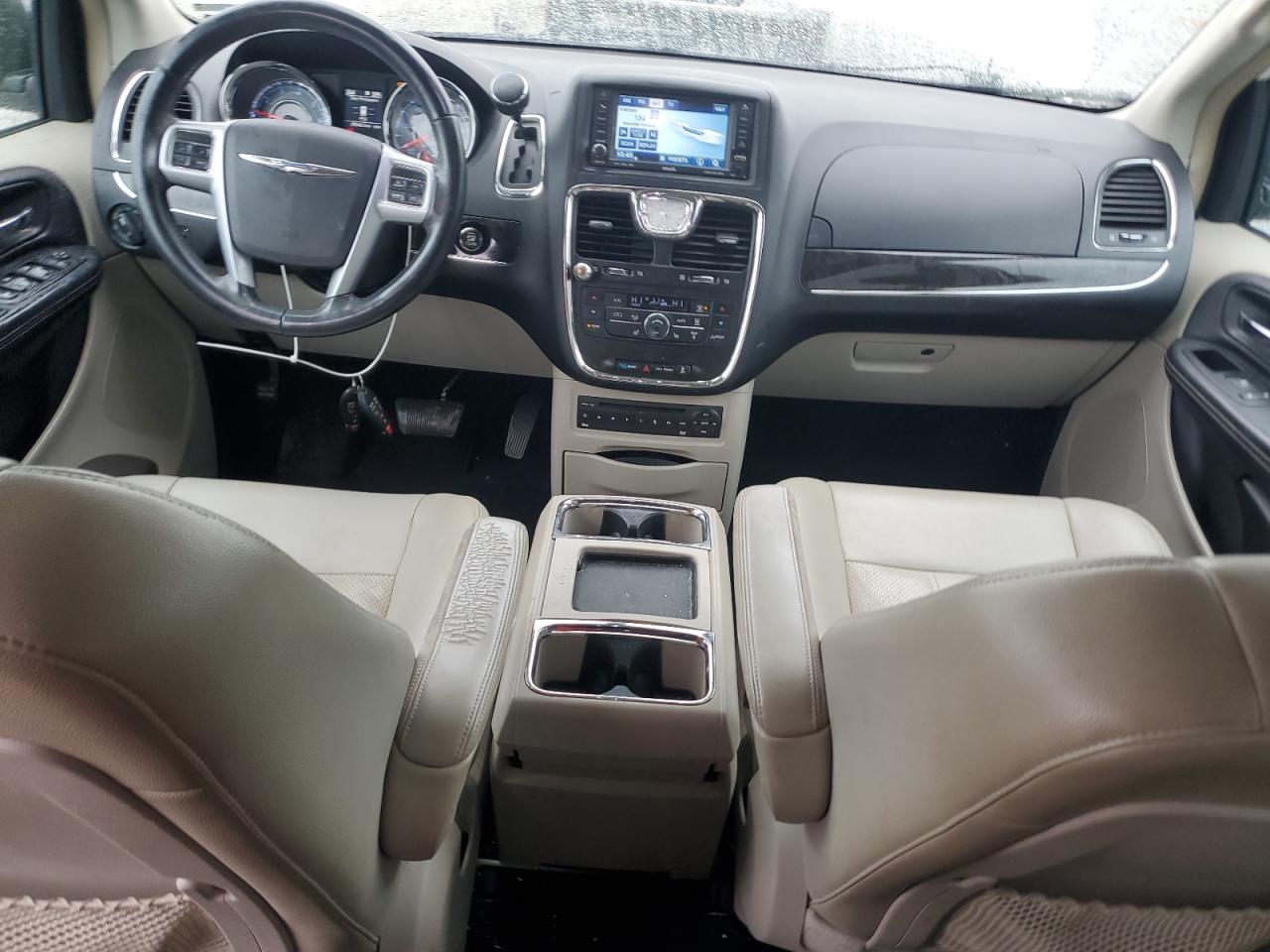 2011 Chrysler Town & Country - Image 8