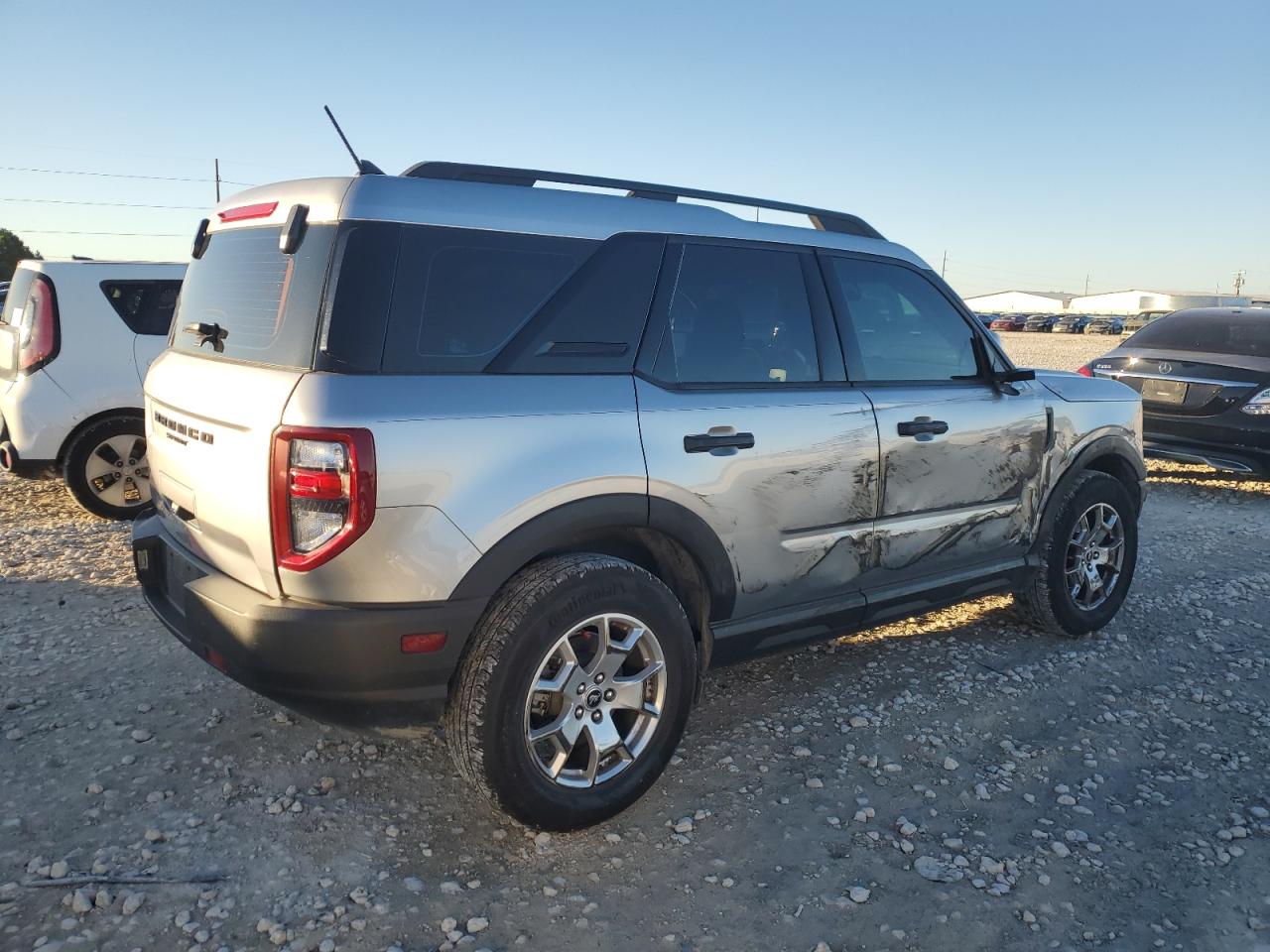 2022 Ford Bronco - Image 3