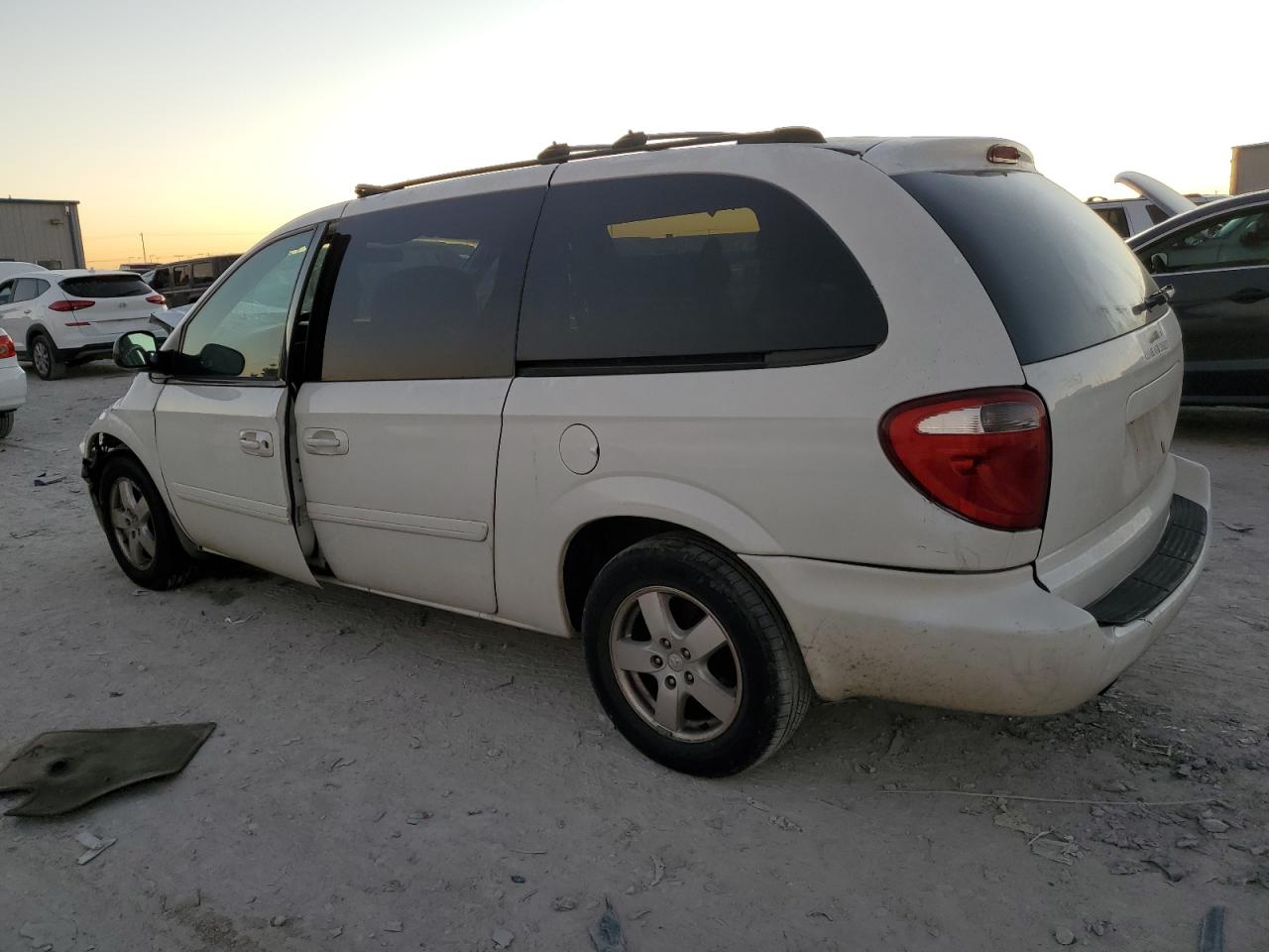 2005 Dodge Caravan - Image 2