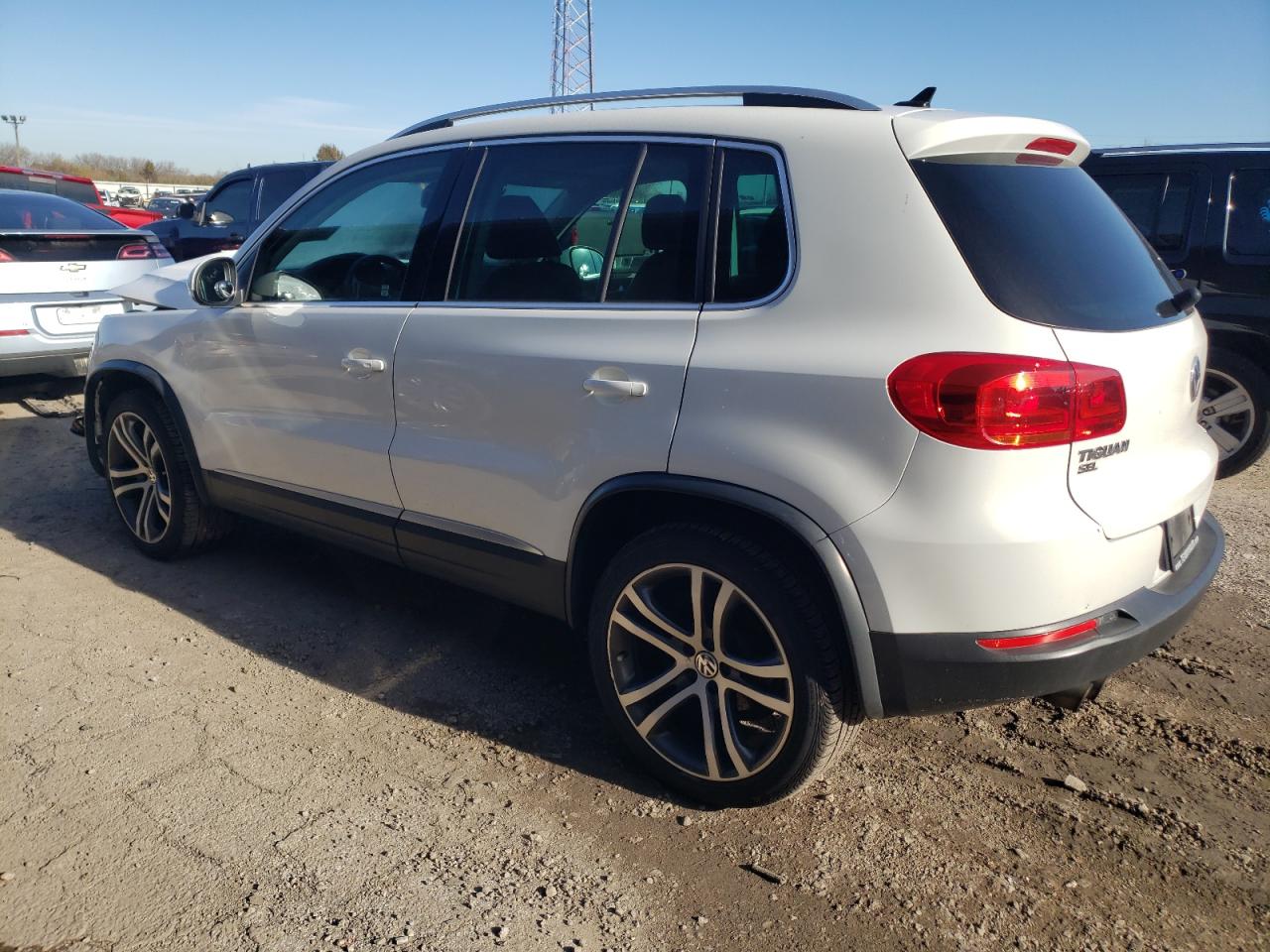 2017 Volkswagen Tiguan - Image 2