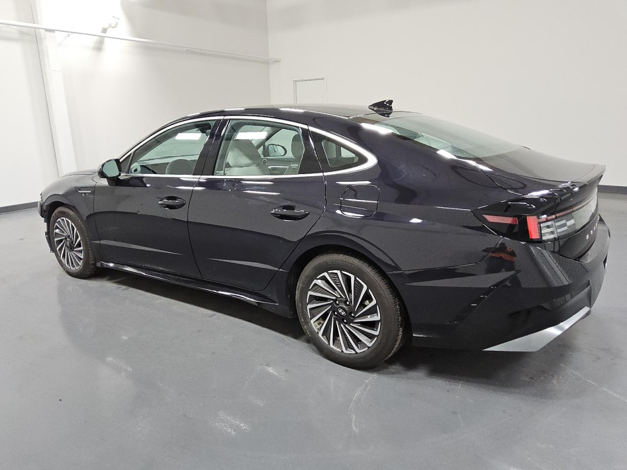 2024 Hyundai Sonata - Image 2