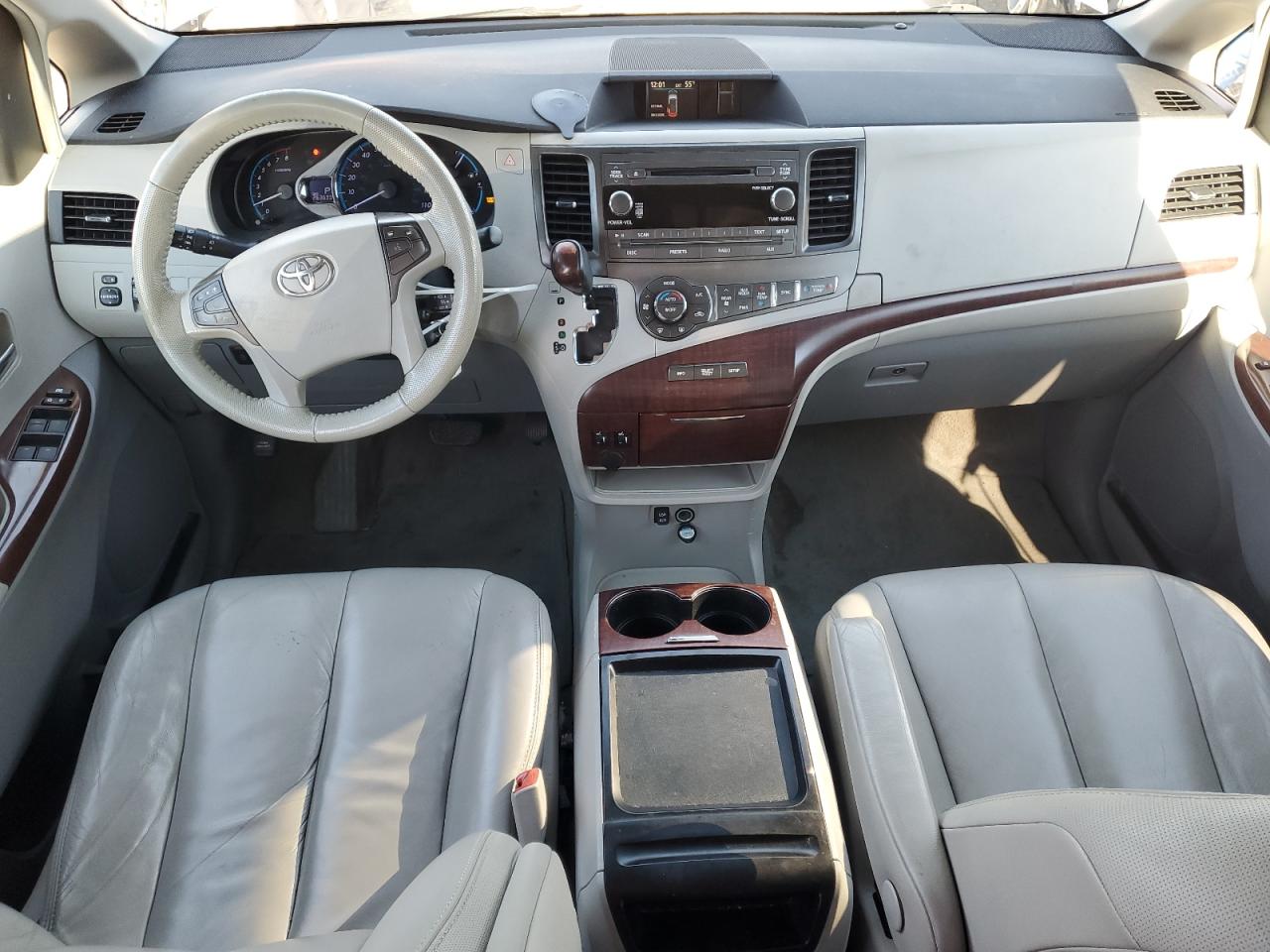 2011 Toyota Sienna - Image 8