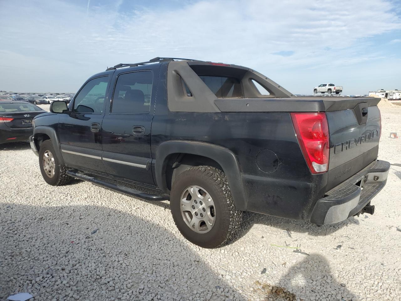 2004 Chevrolet Avalanche - Image 2
