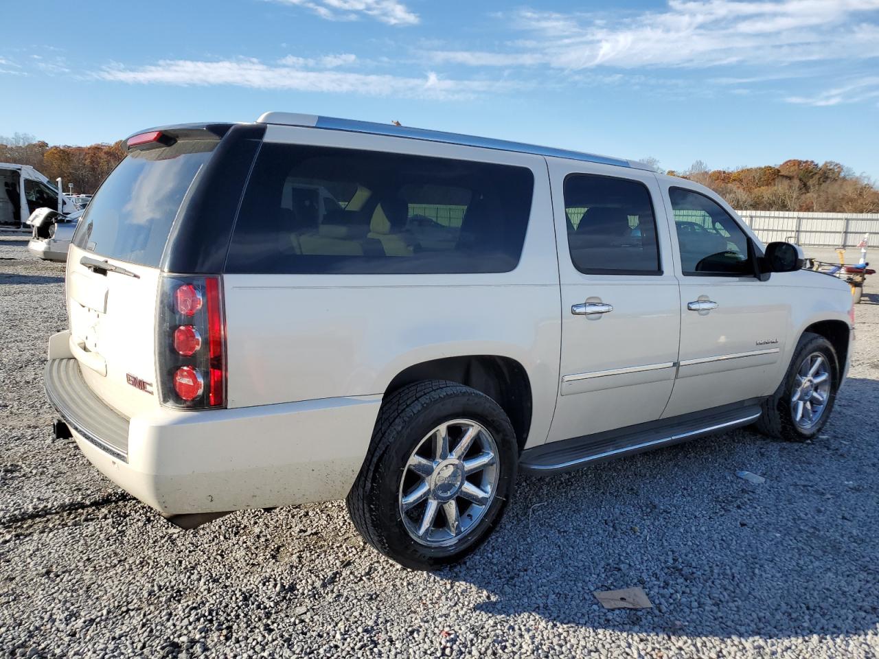 2011 GMC Yukon - Image 3